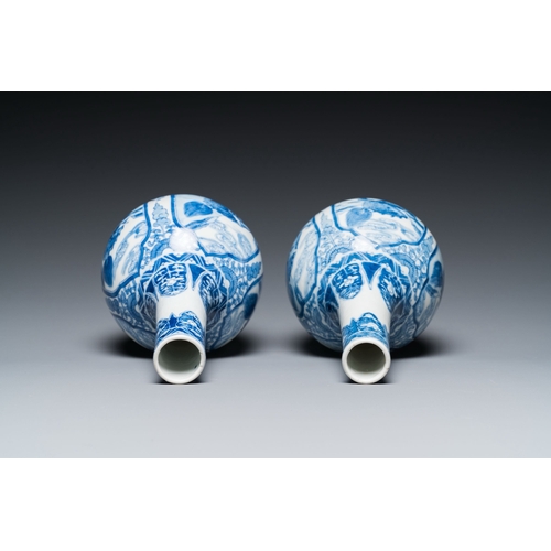 689 - A pair of Chinese blue and white bottle vases with mythical animals, 19th C.Description:H.: 23,5 cm ... 