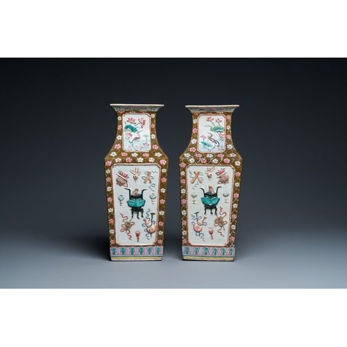 691 - A pair of rectangular Chinese famille rose relief-molded vases, 19th C.Description:H.: 42,5 cm Condi... 