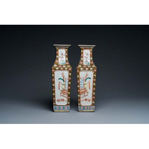 691 - A pair of rectangular Chinese famille rose relief-molded vases, 19th C.Description:H.: 42,5 cm Condi... 