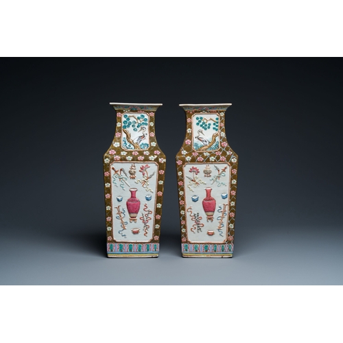 691 - A pair of rectangular Chinese famille rose relief-molded vases, 19th C.Description:H.: 42,5 cm Condi... 