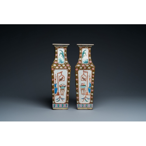 691 - A pair of rectangular Chinese famille rose relief-molded vases, 19th C.Description:H.: 42,5 cm Condi... 