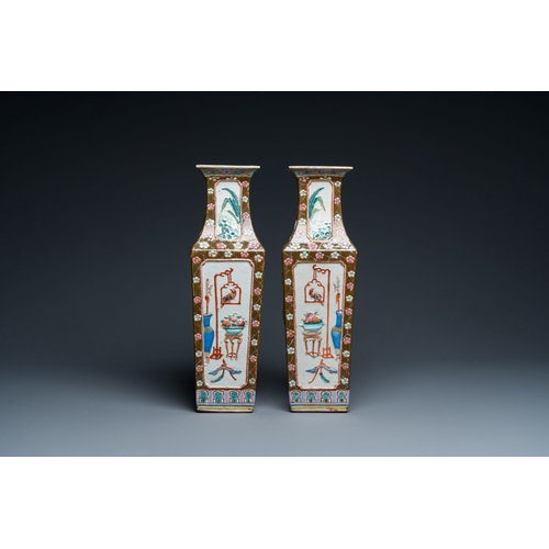 691 - A pair of rectangular Chinese famille rose relief-molded vases, 19th C.Description:H.: 42,5 cm Condi... 