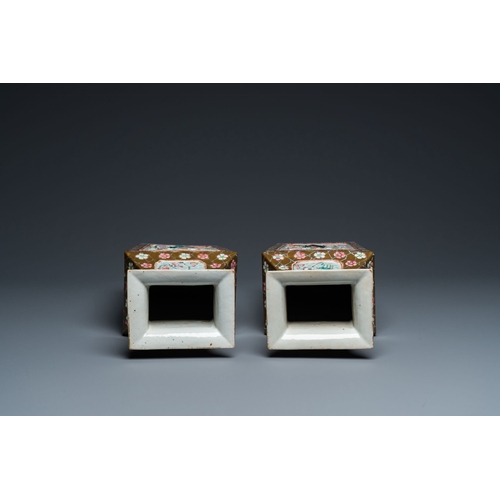 691 - A pair of rectangular Chinese famille rose relief-molded vases, 19th C.Description:H.: 42,5 cm Condi... 