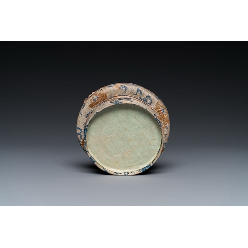 703 - A rare Chinese famille verte 'Avalokitesvara' bowl, Da Xiong Bao Dian å¤§éå¯¶æ®¿ mark, 19th C.Desc... 