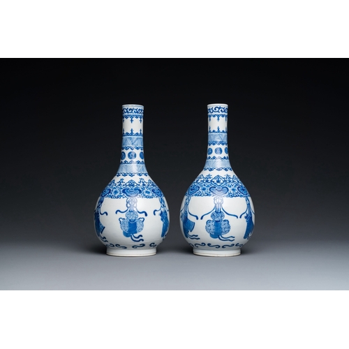 707 - A pair of Chinese blue and white bottle vases, 19th C.Description:H.: 26 cmCondition reports:Please ... 