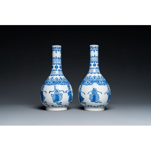 707 - A pair of Chinese blue and white bottle vases, 19th C.Description:H.: 26 cmCondition reports:Please ... 