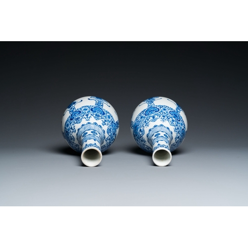 707 - A pair of Chinese blue and white bottle vases, 19th C.Description:H.: 26 cmCondition reports:Please ... 