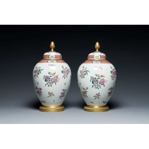 710 - A pair of famille rose-style gilt-bronze-mounted jars and covers, Samson, Paris, 19th C.Description:... 