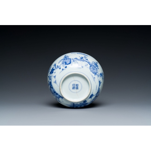 713 - Eleven Chinese blue and white porcelain wares, Ming to 19th C.Description:Dia.: 27,5 cm (the largest... 