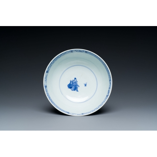 713 - Eleven Chinese blue and white porcelain wares, Ming to 19th C.Description:Dia.: 27,5 cm (the largest... 