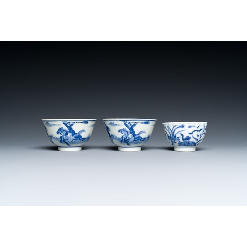 713 - Eleven Chinese blue and white porcelain wares, Ming to 19th C.Description:Dia.: 27,5 cm (the largest... 