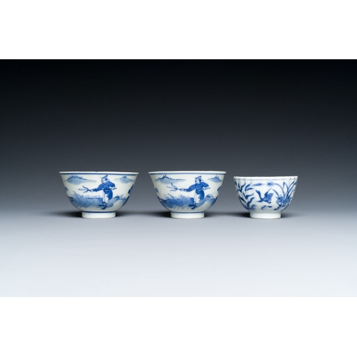 713 - Eleven Chinese blue and white porcelain wares, Ming to 19th C.Description:Dia.: 27,5 cm (the largest... 