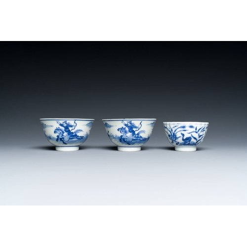 713 - Eleven Chinese blue and white porcelain wares, Ming to 19th C.Description:Dia.: 27,5 cm (the largest... 