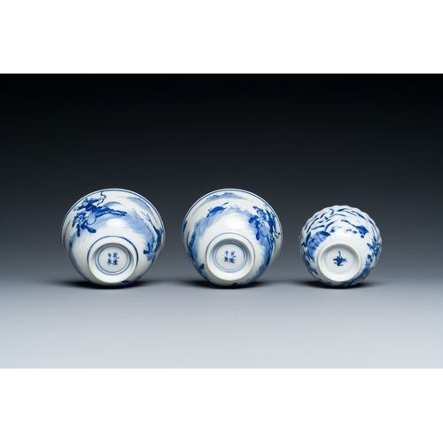 713 - Eleven Chinese blue and white porcelain wares, Ming to 19th C.Description:Dia.: 27,5 cm (the largest... 