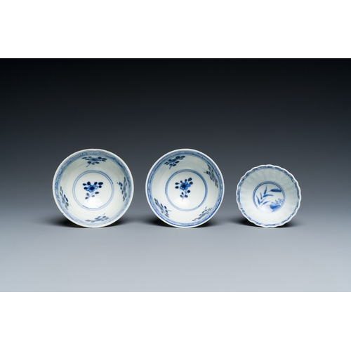 713 - Eleven Chinese blue and white porcelain wares, Ming to 19th C.Description:Dia.: 27,5 cm (the largest... 