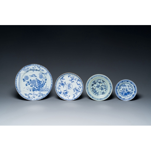 713 - Eleven Chinese blue and white porcelain wares, Ming to 19th C.Description:Dia.: 27,5 cm (the largest... 