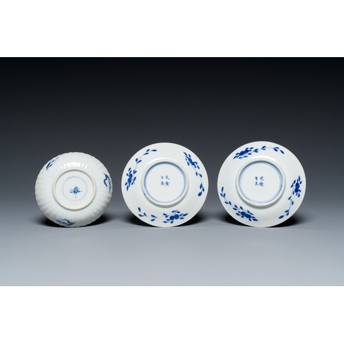 713 - Eleven Chinese blue and white porcelain wares, Ming to 19th C.Description:Dia.: 27,5 cm (the largest... 