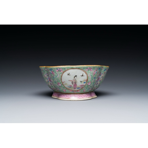 714 - A Chinese turquoise-ground famille rose bowl, Tongzhi mark and of the periodDescription:L.: 18 cm - ... 