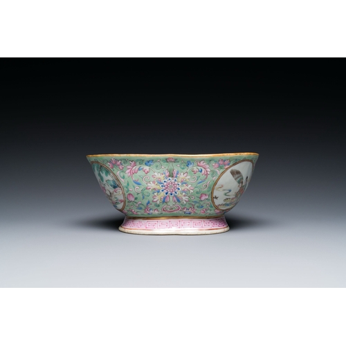 714 - A Chinese turquoise-ground famille rose bowl, Tongzhi mark and of the periodDescription:L.: 18 cm - ... 