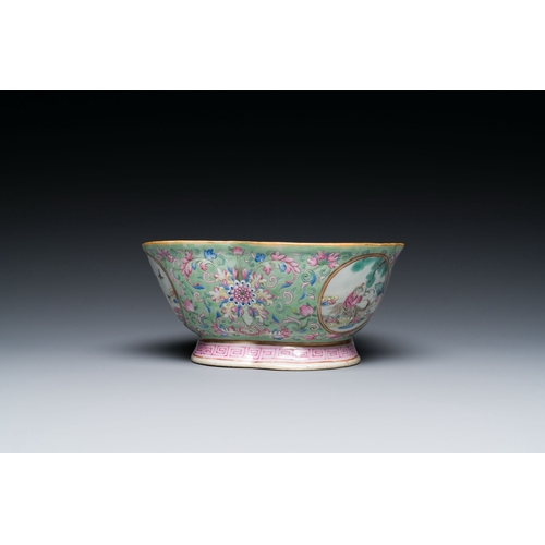 714 - A Chinese turquoise-ground famille rose bowl, Tongzhi mark and of the periodDescription:L.: 18 cm - ... 