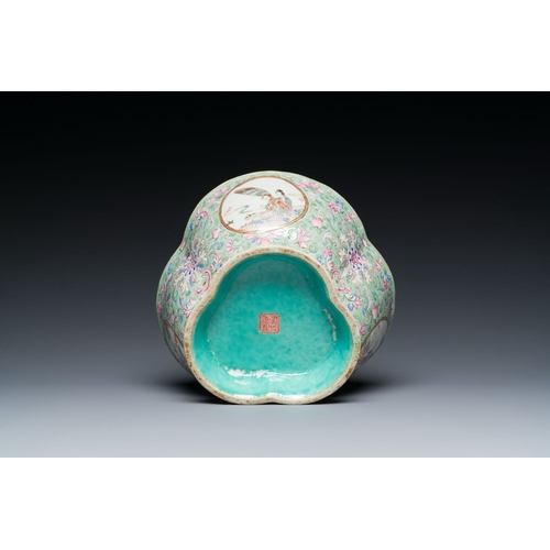 714 - A Chinese turquoise-ground famille rose bowl, Tongzhi mark and of the periodDescription:L.: 18 cm - ... 