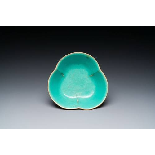 714 - A Chinese turquoise-ground famille rose bowl, Tongzhi mark and of the periodDescription:L.: 18 cm - ... 