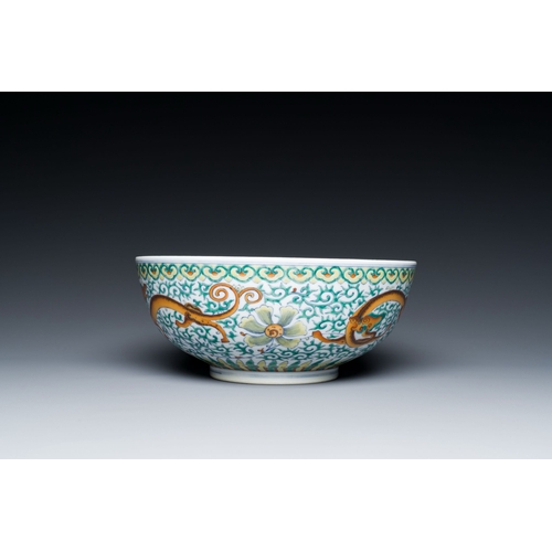 719 - A Chinese doucai 'dragons' bowl, Jiaqing mark, 19th C.Description:Dia.: 20,5 - H.: 8,5 cm Provenance... 