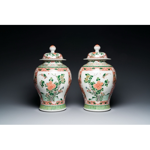 720 - A pair of Chinese famille verte 'antiquities' vases and covers, 19th C.Description:H.: 45 cmConditio... 