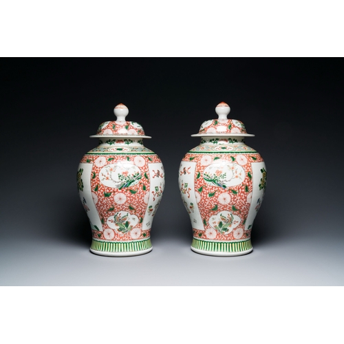 720 - A pair of Chinese famille verte 'antiquities' vases and covers, 19th C.Description:H.: 45 cmConditio... 