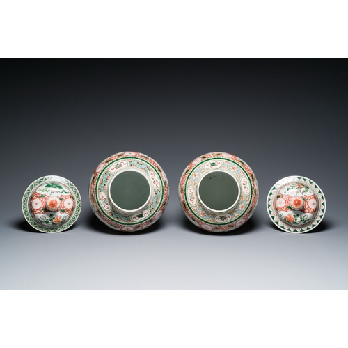 720 - A pair of Chinese famille verte 'antiquities' vases and covers, 19th C.Description:H.: 45 cmConditio... 