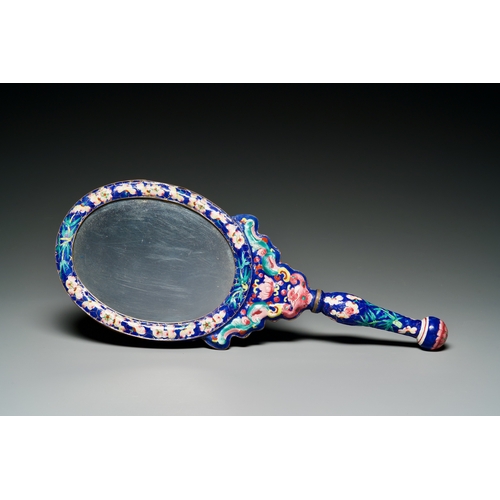 110 - A Chinese Canton enamel hand mirror, Qianlong/JiaqingDescription:L.: 37,5 cmCondition reports:Please... 