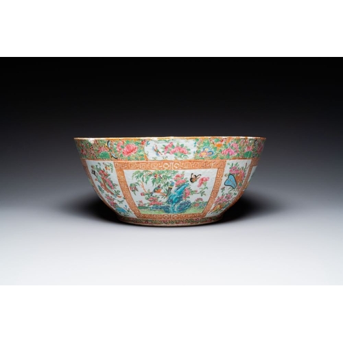 15 - A Chinese Canton famille rose bowl and a covered bottle vase, 19th C.Dia.: 40,5 cm - H.: 17 cm (the ... 