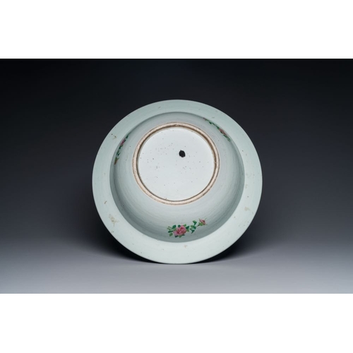 2 - A large Chinese Canton famille rose 'Qi Lin Song Zi' basin, 19th C.Dia.: 42 cm - H.: 13,5 cm... 