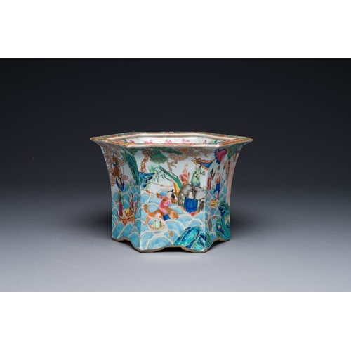 9 - A very fine hexagonal Chinese Canton famille rose jardiniere, 19th C.Dim.: 28,5 cm x 18,5 cm... 