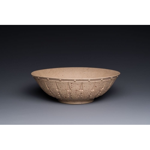 123 - A large Chinese Yixing stoneware bowl with relief design, Qianlong mark, 18/19th C.Dia.: 21,5 cm - H... 
