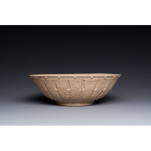 123 - A large Chinese Yixing stoneware bowl with relief design, Qianlong mark, 18/19th C.Dia.: 21,5 cm - H... 