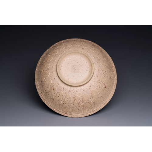 123 - A large Chinese Yixing stoneware bowl with relief design, Qianlong mark, 18/19th C.Dia.: 21,5 cm - H... 