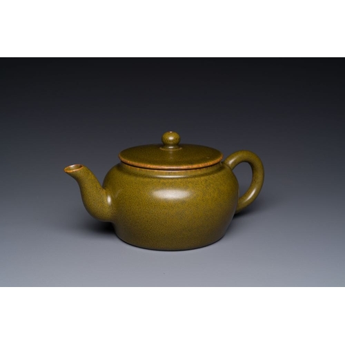 125 - A Chinese monochrome teadust-glazed teapot, Yongzheng seal mark, 18/19th C.L.: 19,5 cm - H.: 9 cm
 
... 