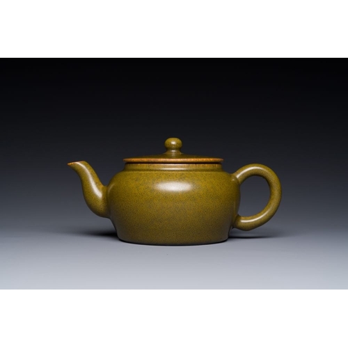 125 - A Chinese monochrome teadust-glazed teapot, Yongzheng seal mark, 18/19th C.L.: 19,5 cm - H.: 9 cm
 
... 