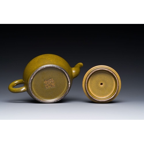 125 - A Chinese monochrome teadust-glazed teapot, Yongzheng seal mark, 18/19th C.L.: 19,5 cm - H.: 9 cm
 
... 