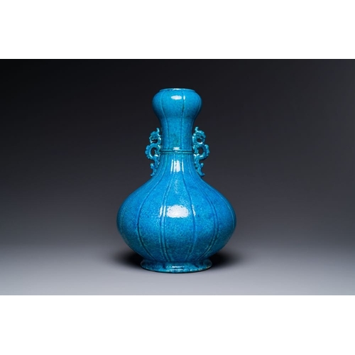 128 - A Chinese monochrome powder-blue garlic-mouth vase with chilong handles, 18/19th C.H.: 33 cm
 
 Prov... 