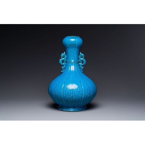 128 - A Chinese monochrome powder-blue garlic-mouth vase with chilong handles, 18/19th C.H.: 33 cm
 
 Prov... 