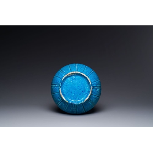 128 - A Chinese monochrome powder-blue garlic-mouth vase with chilong handles, 18/19th C.H.: 33 cm
 
 Prov... 