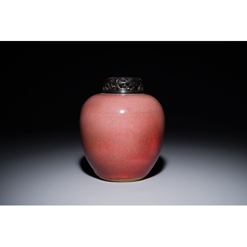 131 - A Chinese monochrome copper-red-glazed ginger jar with a reticulated wooden cover, 18/19th C.H.: 16,... 