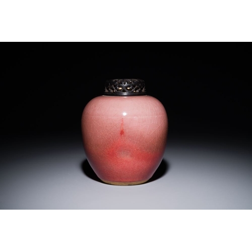 131 - A Chinese monochrome copper-red-glazed ginger jar with a reticulated wooden cover, 18/19th C.H.: 16,... 