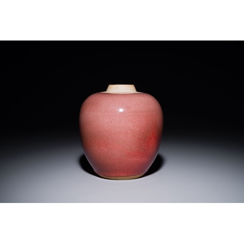 131 - A Chinese monochrome copper-red-glazed ginger jar with a reticulated wooden cover, 18/19th C.H.: 16,... 