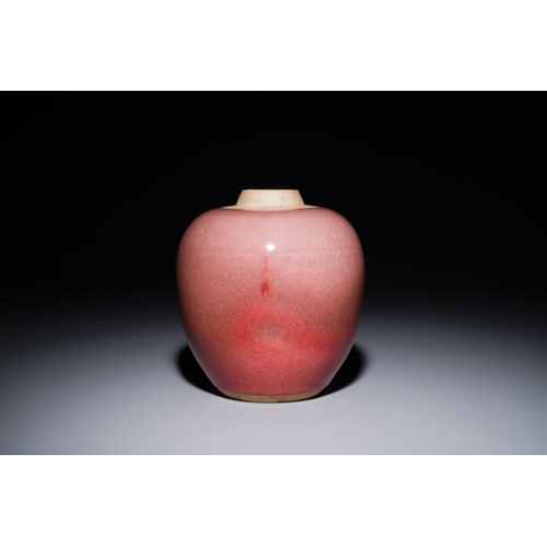 131 - A Chinese monochrome copper-red-glazed ginger jar with a reticulated wooden cover, 18/19th C.H.: 16,... 