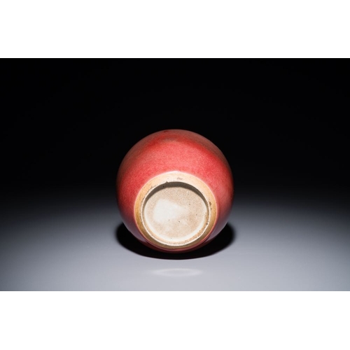 131 - A Chinese monochrome copper-red-glazed ginger jar with a reticulated wooden cover, 18/19th C.H.: 16,... 