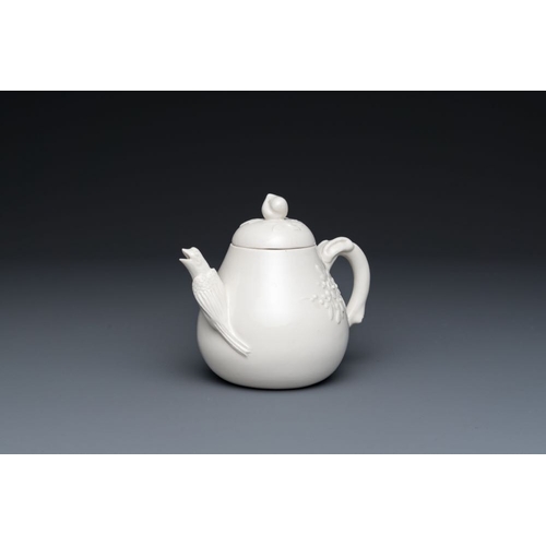 134 - A Chinese white-glazed teapot, inscribed Yi Gong, 18/19th C.L.: 14 cm - H.: 12 cm