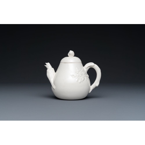 134 - A Chinese white-glazed teapot, inscribed Yi Gong, 18/19th C.L.: 14 cm - H.: 12 cm